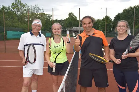 Bürgermeister Breuer mit Tennisspielern des TCW im Zeughaus
