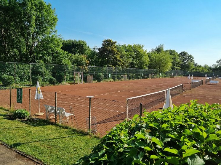 Blick auf die Plätze 1 bis 6 im TC Neuss-Weckhoven e.V. Blick auf die Plätze 1 bis 6 im TC Neuss-Weckhoven e.V.