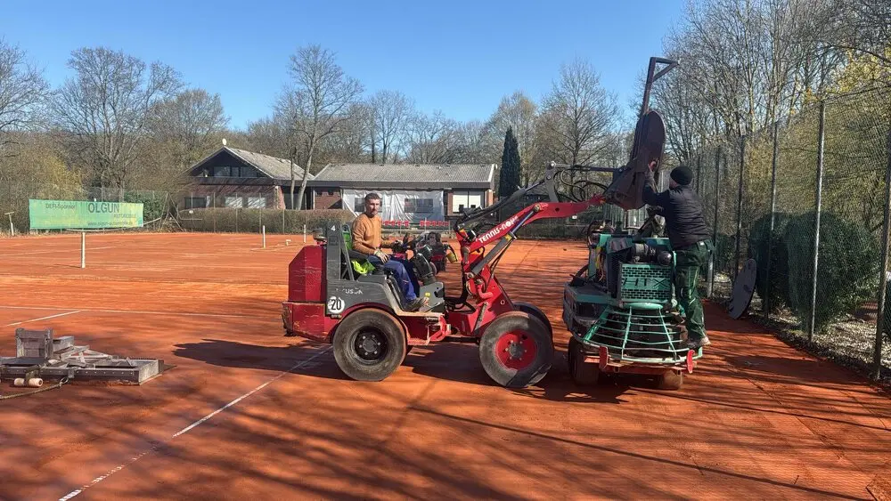 Aufbereitung der Plätze 1 bis 6 hat begonnen Aufbereitung der Plätze 1 bis 6 hat begonnen