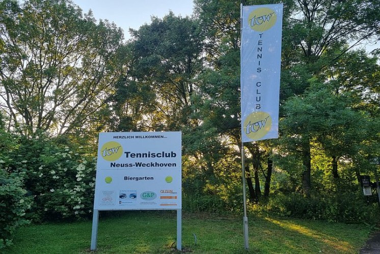 Eingang zum TC Neuss-Weckhoven e.V. an der Weckhovener Str. Jazz-Frühschoppen beim Tag der offenen Tür im TC Neuss-Weckhoven e.V.