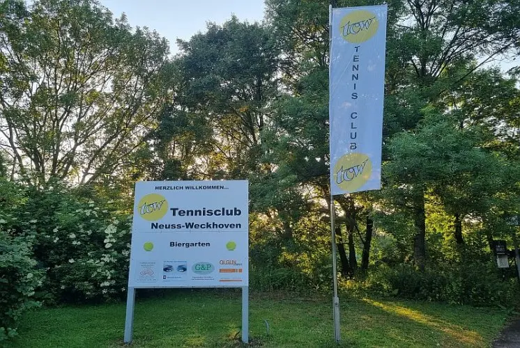 Eingang zum TC Neuss-Weckhoven e.V. an der Weckhovener Str. Jazz-Frühschoppen beim Tag der offenen Tür im TC Neuss-Weckhoven e.V.
