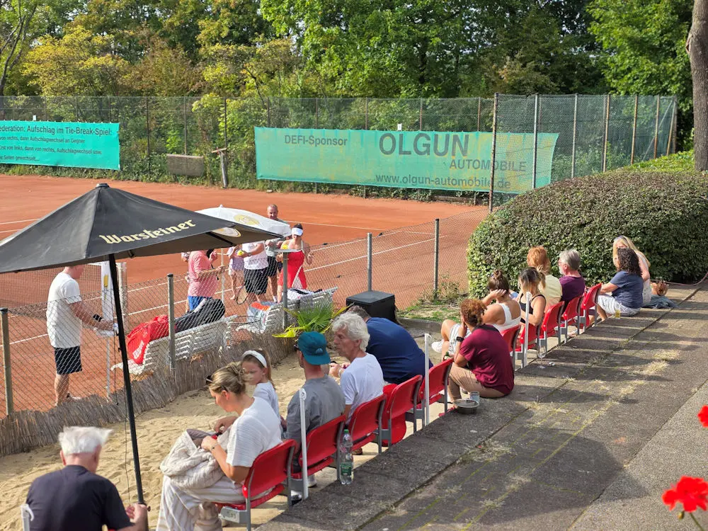 Zuschauertribüne am TCW-Beach vor Platz 1