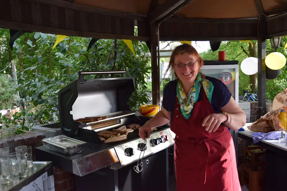 Pächterin Angelika Steins am Gasgrill Pächterin Angelika Steins am Gasgrill