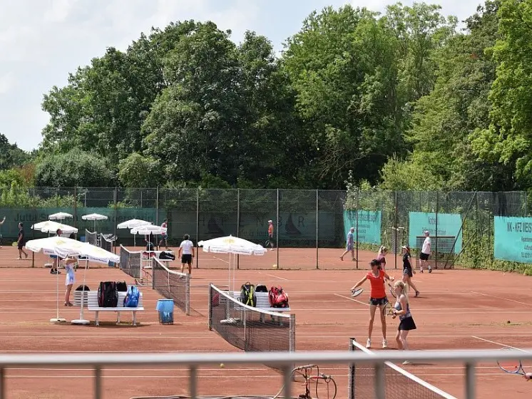 Medenspiel auf den Plätzen 1 bis 6 im TC Neuss-Weckhoven e.V. Medenspiel auf den Plätzen 1 bis 6 im TC Neuss-Weckhoven e.V.