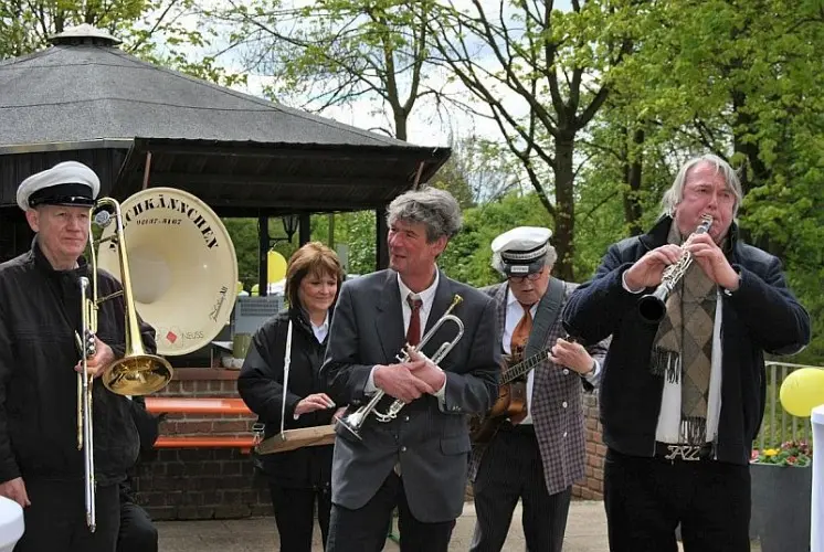 Jazz-Frühschoppen beim Tag der offenen Tür im TC Neuss-Weckhoven e.V. Jazz-Frühschoppen beim Tag der offenen Tür im TC Neuss-Weckhoven e.V.