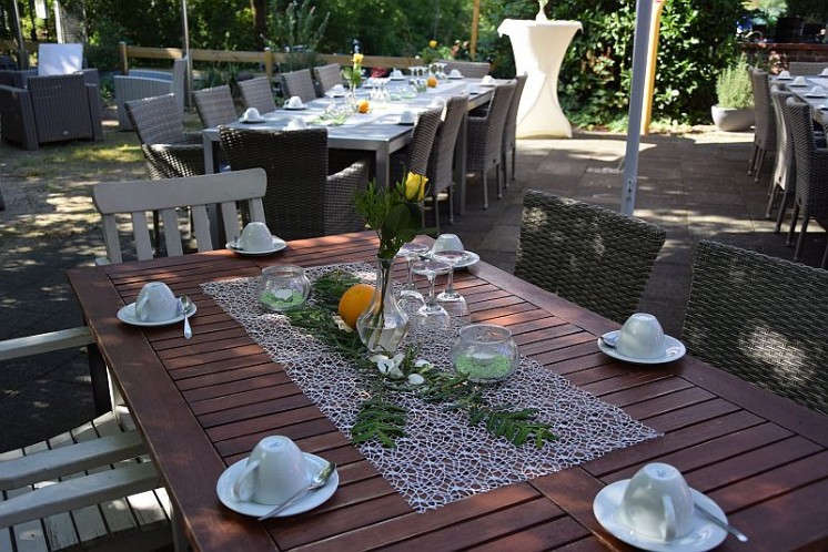 Gemütlicher Biergarten im TC Neuss-Weckhoven e.V. Gemütlicher Biergarten im TC Neuss-Weckhoven e.V.