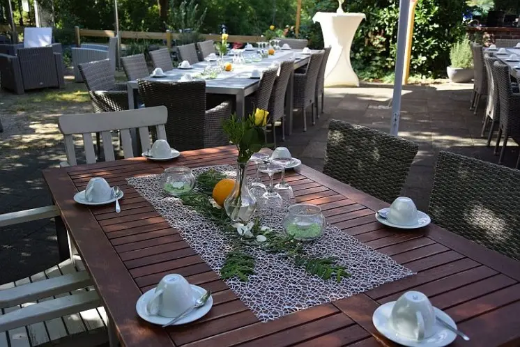 Gemütlicher Biergarten im TC Neuss-Weckhoven e.V. Gemütlicher Biergarten im TC Neuss-Weckhoven e.V.