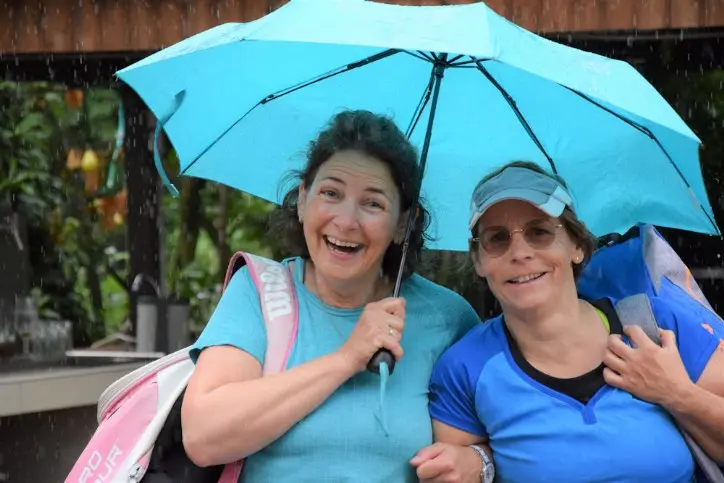 Trotz Regenunterbrechung gute Stimmung bei Renate und Marion Trotz Regenunterbrechung gute Stimmung bei Renate und Marion