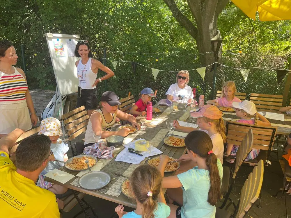 Jugend-Aktionstag: Gemeinsames Mittagessen im Biergarten des TCW Jugend-Aktionstag: Gemeinsames Mittagessen im Biergarten des TCW